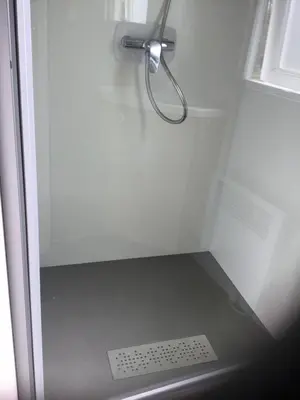 Salle de bains dans l'établissement MOBIL HOME 8 PERSONNES 4 ETOILES 16 HECTARES DE FORET 2 SALLES DE BAIN A MIMIZAN 40 m2 HAUT STANDING