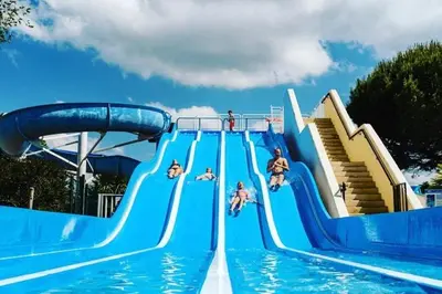 Piscine de l'établissement copinsdeslandes mobil home 8pers ou située à proximité