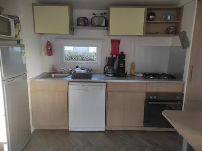 Cuisine ou kitchenette dans l'établissement copinsdeslandes mobil home 8pers