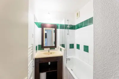 Salle de bains dans l'établissement Le Domaine du Golf de Pinsolle - maeva Home - Appartement 2 pièces 6 personnes - Confort MAE-2684