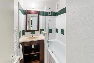 Salle de bains dans l'établissement Le Domaine du Golf de Pinsolle - maeva Home - Appartement 2 pièces 6 personnes - Sélection MAE-2694
