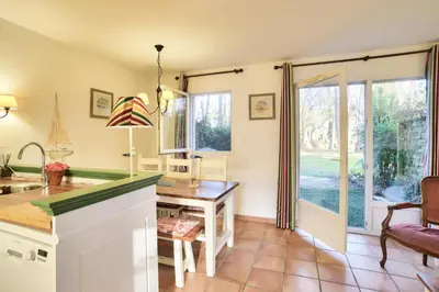 Cuisine ou kitchenette dans l'établissement Les Maisons du Domaine du Golf de Pinsolle - maeva Home - Maison 3 pièces 6 personnes - Sélection - super Home MAE-6374