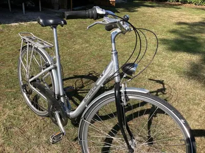Vélo sur le terrain de l'établissement T2 dans quartier résidentiel sur le Bassin Arcachon avec location de vélos ou dans les environs