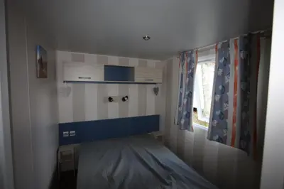 Un ou plusieurs lits dans un hébergement de l'établissement MOBIL-HOME 6 PERSONNES CAMPING EUROLAC BORD LAC AUREILHAN
