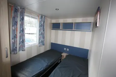 Un ou plusieurs lits dans un hébergement de l'établissement MOBIL-HOME 6 PERSONNES CAMPING EUROLAC BORD LAC AUREILHAN