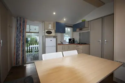 Cuisine ou kitchenette dans l'établissement MOBIL-HOME 6 PERSONNES CAMPING EUROLAC BORD LAC AUREILHAN