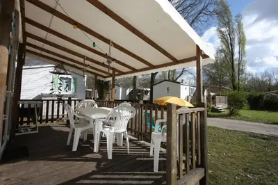 Balcon ou terrasse dans l'établissement MOBIL-HOME 6 PERSONNES CAMPING EUROLAC BORD LAC AUREILHAN