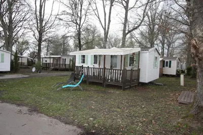 Jardin de l'établissement MOBIL-HOME 6 PERSONNES CAMPING EUROLAC BORD LAC AUREILHAN