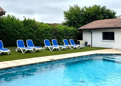 Piscine de l'établissement Villa spacieuse à Sainte-Eulalie-en-Born, terrasse, piscine privée ou située à proximité