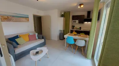 Cuisine ou kitchenette dans l'établissement T2, 50m du lac, PISCINE, WIFI, jardin terrasse sans vis-à-vis, 1 à 4 pers