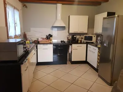 Cuisine ou kitchenette dans l'établissement Grande maison familiale