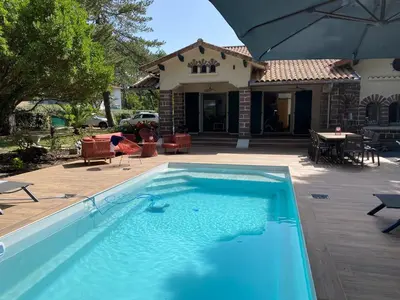 Piscine de l'établissement Villa de charme avec piscine à 500m des plages ou située à proximité