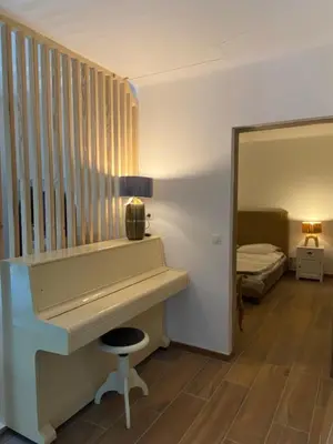 Un ou plusieurs lits dans un hébergement de l'établissement Villa de charme avec piscine à 500m des plages