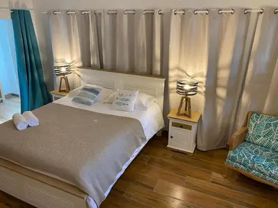 Un ou plusieurs lits dans un hébergement de l'établissement Villa de charme avec piscine à 500m des plages