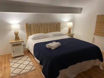 Un ou plusieurs lits dans un hébergement de l'établissement Villa de charme avec piscine à 500m des plages