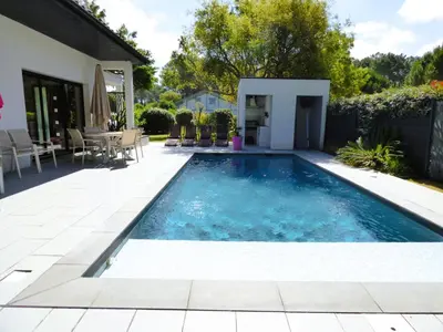 Piscine de l'établissement VILLA LUCIA, moderne avec piscine tempérée, ping pong, proche plage à Vieux-Boucau ou située à proximité