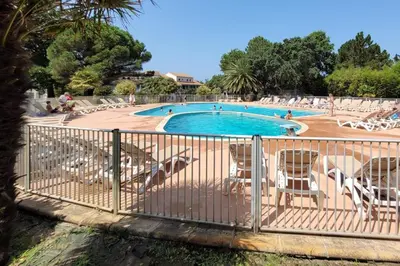 Piscine de l'établissement Cosy 21 M2 With Loggia Pool Near The Beach ou située à proximité