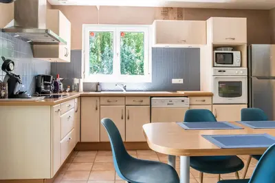 Cuisine ou kitchenette dans l'établissement Jolie maison LE TEICH bassin Park/wifi