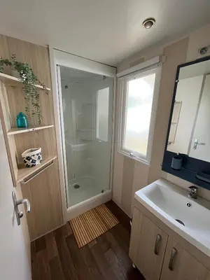 Salle de bains dans l'établissement Mobil-home climatisé avec piscine