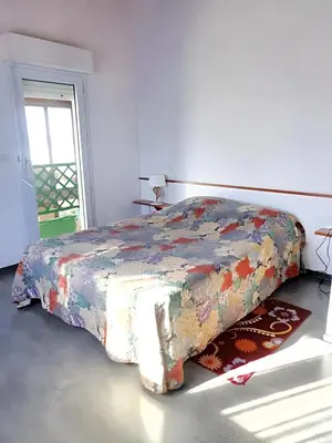 Un ou plusieurs lits dans un hébergement de l'établissement Maison accueillante à Vielle-Saint-Girons avec jardin et cheminée