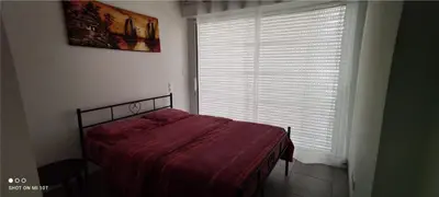 Un ou plusieurs lits dans un hébergement de l'établissement chambre au pied de la forêt