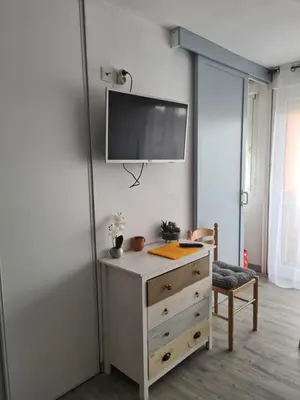 Télévision ou salle de divertissement dans l'établissement Appartement avec vue sur le lac