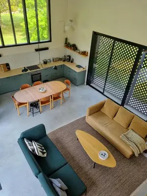 Coin salon dans l'établissement La Maison dans l'Airial, maison d'architecte en pleine nature, PISCINE