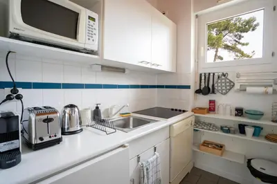 Cuisine ou kitchenette dans l'établissement Chaleureux appartement à 500m de l’océan et 150m du Golf Moliets-Plage