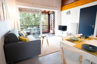 Télévision ou salle de divertissement dans l'établissement Chaleureux appartement à 500m de l’océan et 150m du Golf Moliets-Plage