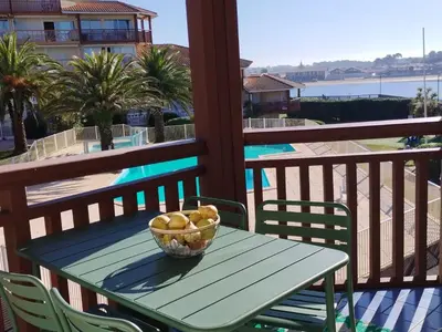 Balcon ou terrasse dans l'établissement Appartement Duplex T2 avec Piscine à Vieux-Boucau, Proche Plage - FR-1-239-769