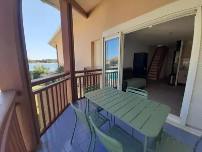 Balcon ou terrasse dans l'établissement Appartement Duplex T2 avec Piscine à Vieux-Boucau, Proche Plage - FR-1-239-769