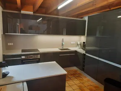 Cuisine ou kitchenette dans l'établissement Villa confortable à Seignosse : plage, commerces et piste cyclable à proximité - FR-1-239-771