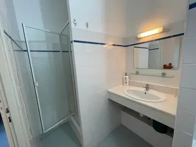 Salle de bains dans l'établissement Le Tournesol
