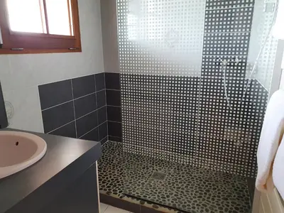 Salle de bains dans l'établissement Les Rives du Lac de Léon