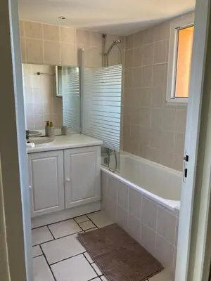 Salle de bains dans l'établissement Superbe duplex proche centre et plages