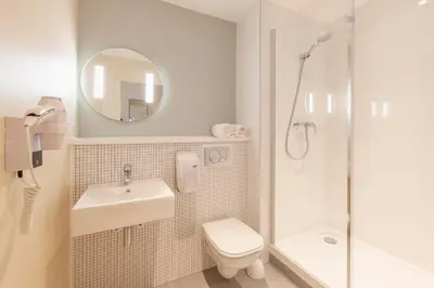 Salle de bains dans l'établissement Hotel ibis Mont De Marsan