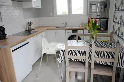 Cuisine ou kitchenette dans l'établissement Maison 4 personnes tout confort à 300m de la plage - Clim & Wifi