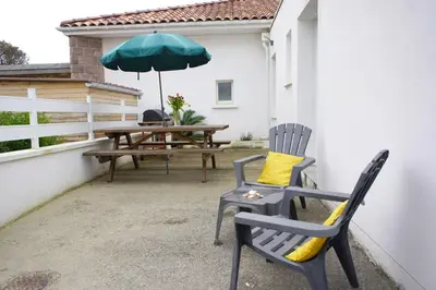 Terrasse ou espace extérieur de l'établissement Maison 4 personnes tout confort à 300m de la plage - Clim & Wifi