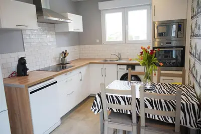 Cuisine ou kitchenette dans l'établissement Maison 4 personnes tout confort à 300m de la plage - Clim & Wifi