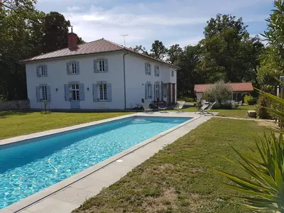 Piscine de l'établissement l'Airial de Larroque ou située à proximité