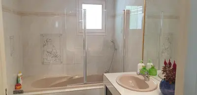 Salle de bains dans l'établissement Maison charmante