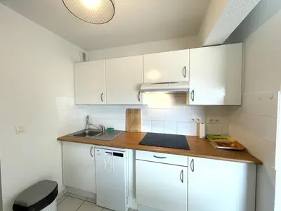 Cuisine ou kitchenette dans l'établissement Appartement T3 à 50m de l'océan avec terrasse et parking privé - FR-1-379-148