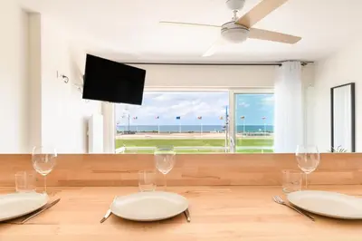 Télévision ou salle de divertissement dans l'établissement --Aux portes de l'océan-- Première ligne vue imprenable Biscarrosse-Plage