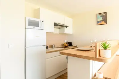 Cuisine ou kitchenette dans l'établissement --Aux portes de l'océan-- Première ligne vue imprenable Biscarrosse-Plage