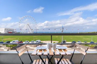 Vue générale sur la mer ou vue sur la mer prise depuis l'appartement