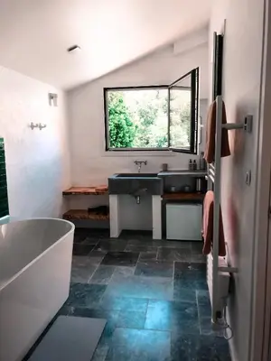 Salle de bains dans l'établissement L'adret du bois
