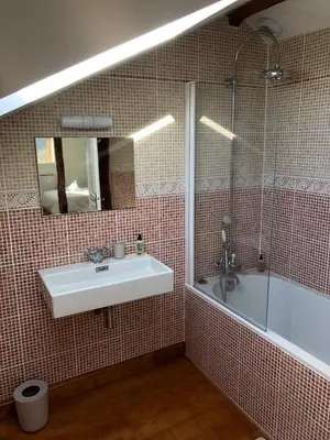 Salle de bains dans l'établissement L'adret du bois