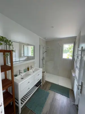 Salle de bains dans l'établissement Maison 300m de l’océan, 4 a 6 personnes