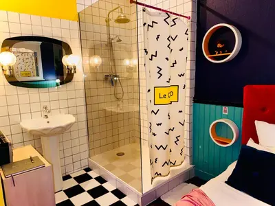Salle de bains dans l'établissement Le Cap 80 , La suite des nostalgiques chez Ivona Vacances