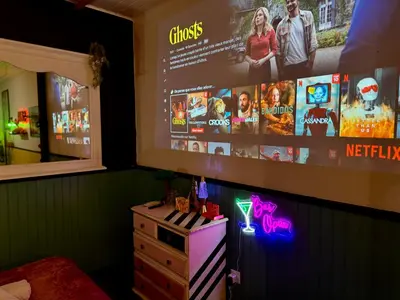 Télévision ou salle de divertissement dans l'établissement Le Cap 80 , La suite des nostalgiques chez Ivona Vacances
